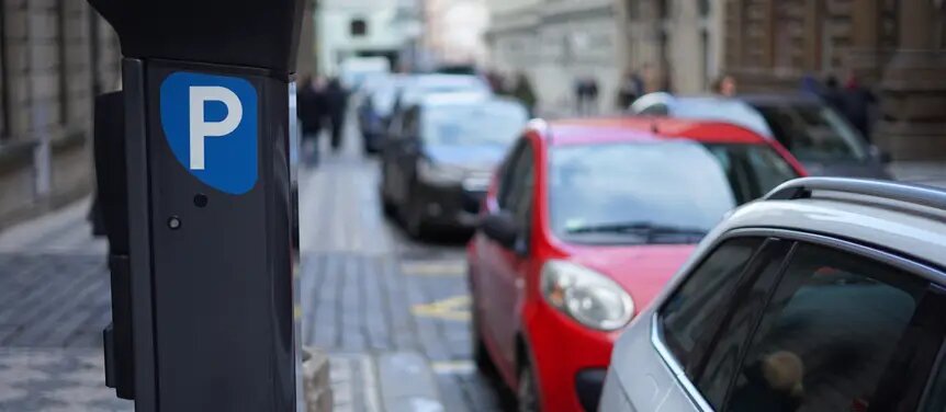 Stationnement urbain en bord de rue avec borne CitiPark
